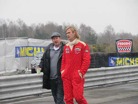 Film di Niki Lauda - Chris Hemsworth nei panni del pilota James Hunt nel Film Rush width=