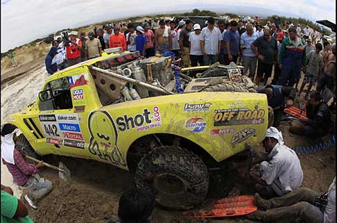 Dakar 2013 - Dakar 2013 11° stage La Rioja - Fiambalá l´argentino Victor Mastromatteo con il Buggy pick-up soccorso width=