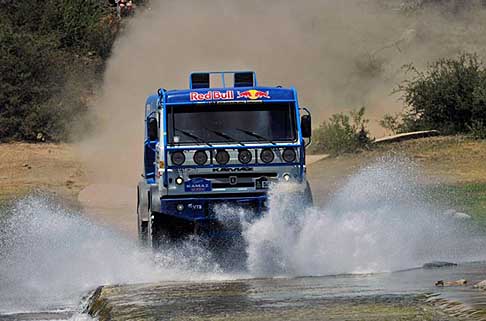 Dakar 2013 - Dakar 2013 11° stage La Rioja - Fiambalá Camion kamaz attraversa un torrente d´acqua width=