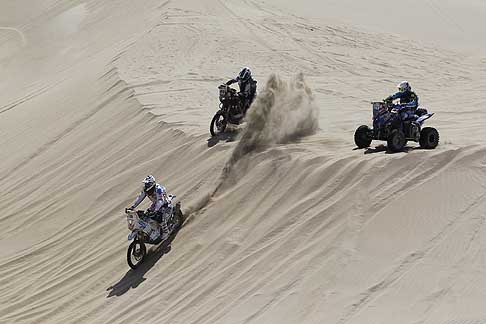 Dakar 2013 - Dakar 2013 il biker Thomas Bourgin in gara sulla prima moto che guida il terzetto moto- quad sul tracciato Pisco - Pisco per la II tappa width=