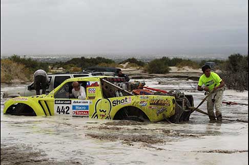 Dakar 2013 - Dakar 2013 11° stage La Rioja - Fiambalá Victor Mastromatteo su Buggy 4x2 prototipo sommerso nel fango width=