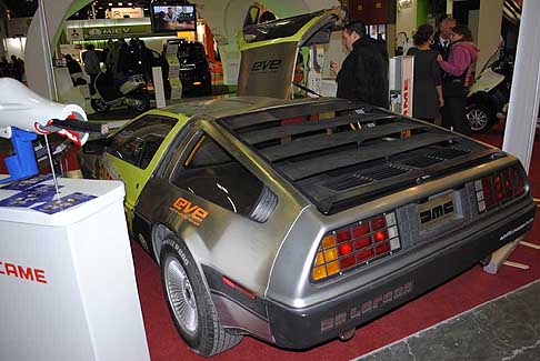 DeLorean MC 12 - DeLorean DMC 12 vettura del Film Ritono al Futuro, caratterizzata da superfici piane, spigoli vivi, carrozzeria in acciaio inossidabile non verniciato e spettacolari porte ad ali di gabbiano, incarna la visione di una vettura sportiva futuribile.