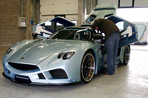 Mazzanti Evantra - DriveClub record sound montaggio sensori nell´abitacolo della Evantra per il racing games width=
