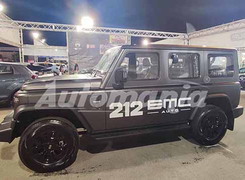 EMC Auto - EMC Auto 212 fuoristrada cinese si ispira stilisticamente ai Fuoristrada classici e iconici come la Land Rover Defender e la Jeep Wrangler, ed anche alla Mercedes Classe G. Scopri il Fuoristrada made in cina EMC Auto 212 vista laterale. Scopri le Foto!