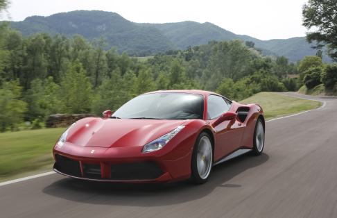 Ferrari - Ferrari 488 GTB in versione stradale, tra tornanti e cambi di pendenza width=