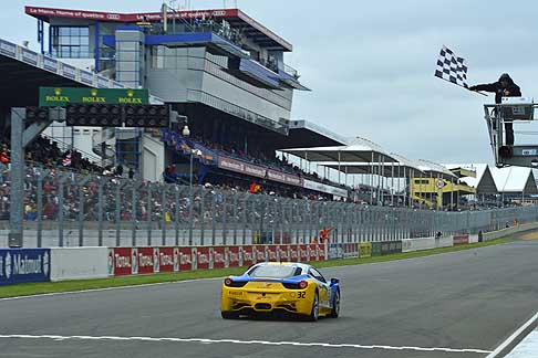 24 Ore di Le Mans - Ferrari Challenge a Le Mans vince la Ferrari Sergey Chukanov, mentre taglia il traguardo width=