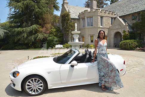Eugena Washington - Fiat 124 spider con Eugena-Washington coniglietta di PlayBoy