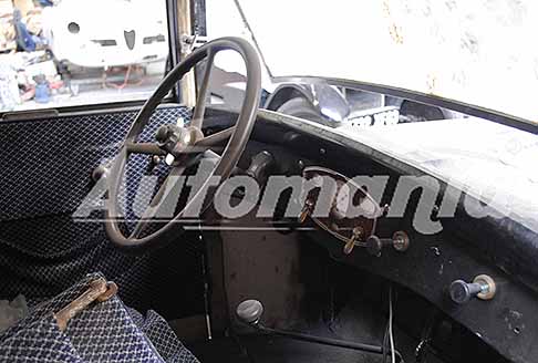 Scoperte Auto da sogno - Fiat 514L berlina quattro porte del 1930 interni con volante, leva del cambio e quadretto cruscotto