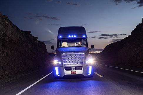 Daimler - Il Freightliner Inspiration Truck si basa sul modello di serie Freightliner Cascadia Evolution, al quale è stata aggiunta la tecnologia Highway Pilot, con radar frontale. width=