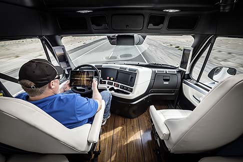 Daimler - Con la tecnologia Highway Pilot, è stato dimostrato che la guida autonoma aumenta l'efficienza degli autisti, riducendone l’affaticamento del 25%.  width=