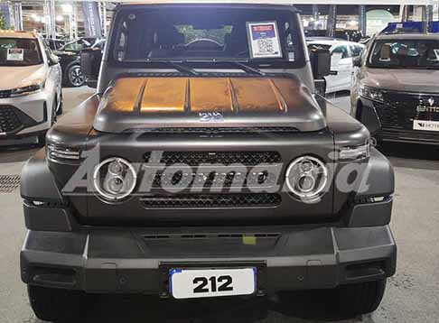 EMC Auto - Furistrada 4x4 EMC 212 made in cina calandra disponibile allestimento Adventurer e la versione più accessoriata Officier. Scopri il EMC Auto 212 fuoristrada cinese più economico rispetto al Jeep Wrangler a cui si ispira. Ecco le Foto Live by Automania!