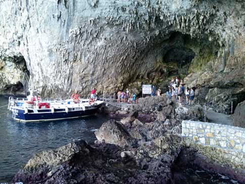 Grotta di Zunzulusa - Grotta di Zinzulusa e imbarcazioni per le grotte marine width=