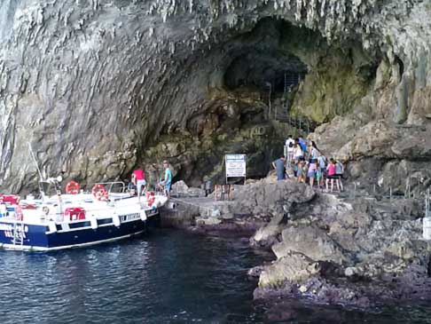 Santa Maria di Leuca - Grotta di Zinzulusa e barca per visitare le grotte Azzurra e Palombara width=