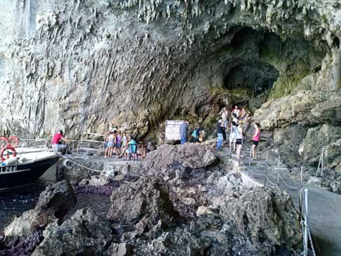 Grotta di Zunzulusa - Percorso di ingresso alla Grotta di Zinzulusa a Castro Marina width=