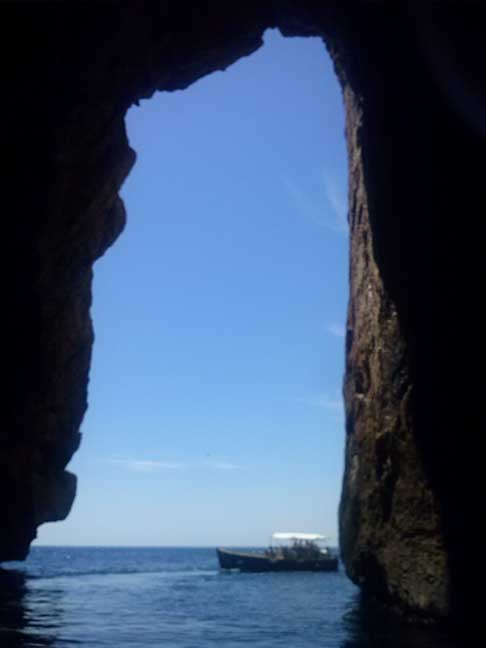 Santa Maria di Leuca - Vista interna della grotte a S.Maria di Leuca con barca turistica width=