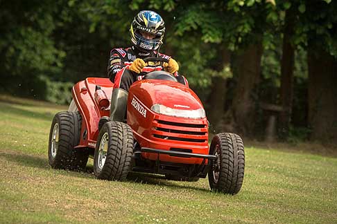 Honda HF 2620 Lawn Tractor - Honda HF 2620 driver Gordon “Flash” Shedden width=
