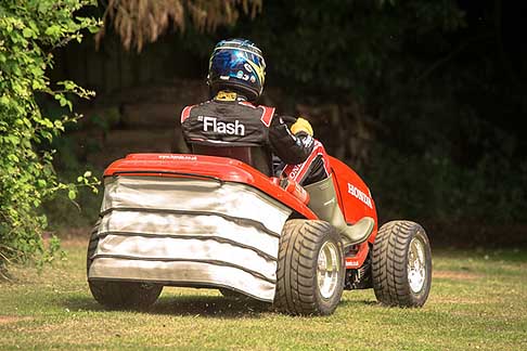 Honda HF 2620 Lawn Tractor - Honda HF 2620 taglia erba più veloce al mondo width=