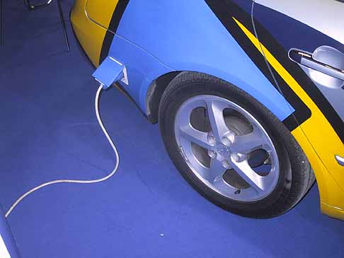 Vislab - Attacco per la ricarica elettrica delle batterie di un veicolo senza pilota width=