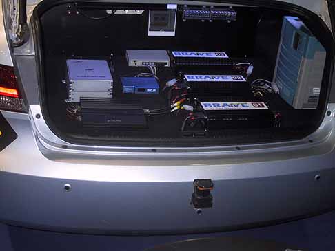 Vislab - Atrezzature nel bagagliaio posteriore di una vettura senza pilota width=