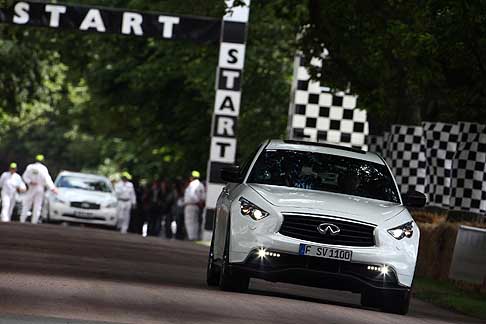 Infiniti - Infiniti FX Vettel Edition a Goodwood 2014 ingresso in pista width=