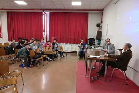 Ipsia F.lli Taddia di Cento - Ing. Susca Vito ex tecnico della Ferrari in Formual 1, lezione sui Motori da Competizione in Aula Magna dell´IPSIA F.lli Taddia di Cento, Ferrara