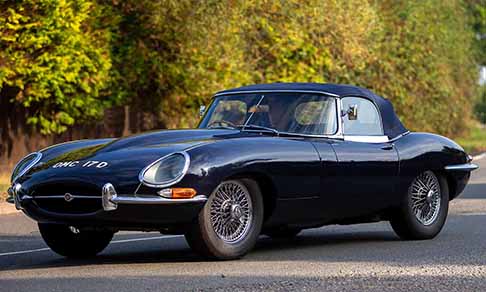Automotoretrò - AutoMotoRetrò presso Fiere di Parma manifestatione dedicata al motorismo d´epoca con Jaguar che festeggia i 91 anni ed espone la mitica Jaguar E-Type 3.8 del 1962. Scopri le Foto!