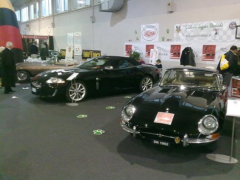 Jaguar - Jaguar E-type nere prima serie in primo piano e una Jaguar XK nuova in secondo piano a Fiere di Padova width=