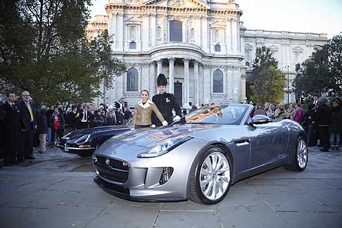 Jaguar - Jaguar F-Type al Mayor´s Show con la campionessa olimpica Jessica Ennis a Londra width=