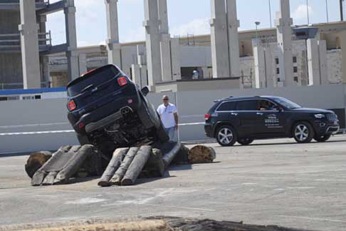 Jeep - Jeep Renegade Twist con vistoso sollevantento ruota posteriore destra alla 78^ Fiera del Levante di Bari width=