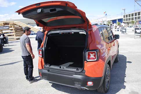 Jeep - Jeep Renegade bagagliaio alla 78^ Fiera del Levante di Bari. Portiera posteriore aperta e ampio bagagliaio del SUV Jeep Renegade width=