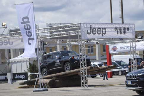 Jeep - Lo sguardo si è fermato soprattutto sul nuovo smart Suv Jeep Renegade 1.4 MultiAir Limited alla 78^ Fiera del Levante width=