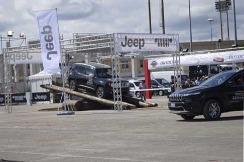 Jeep - Suv Jeep Renegade ostacolo la «Bilancia» con alcune manovre si deve cercare di mantenere la vettura in equilibrio sia durante la salita su tronchi di legno sia dopo in discesa width=