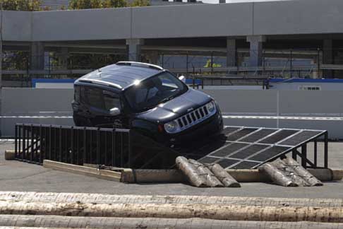 Jeep - Suv Jeep Renegade sul blocco differenziale centrale alla Fiera del Levante di Bari su percorsi ad ostacoli width=