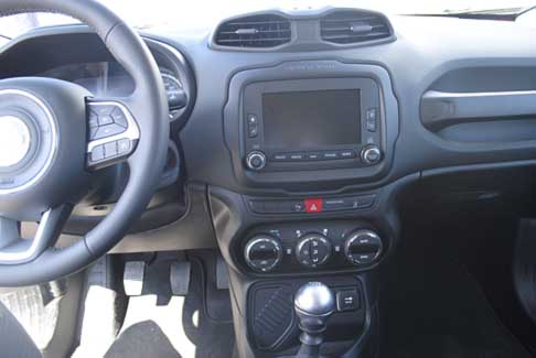 Jeep - Jeep Renegade cruscotto centrale alla Fiera del Levante width=