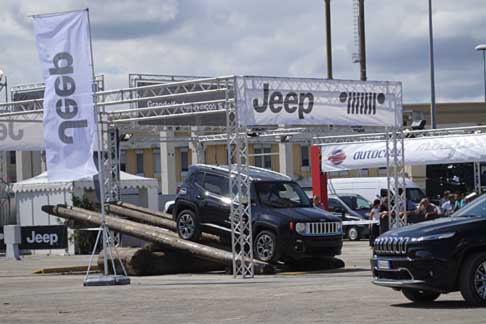 Jeep - Jeep Renegade quarto ostacolo la «Bilancia» con vettura in discesa width=