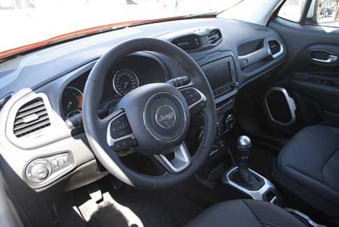 Jeep - Jeep Renegade baby Suv interni alla Fiera del Levante 2014. Volante e interni Jeep Renegade width=