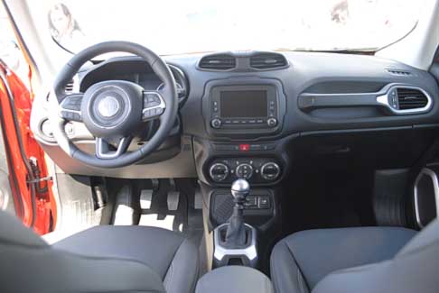 Jeep - Jeep Renegade interno vettura alla 78^ Fiera del Levante di Bari. Interni Jeep Renegade width=