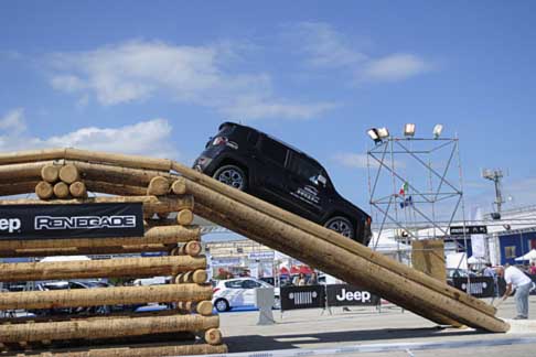 Jeep - Jeep Renegade alla Fiera del Levante, percorso ad ostacoli per il baby suv Jeep made in Melfi width=