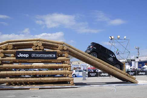 Jeep - Jeep Renegade disceca dal Ponte alla Fiera del Levante di Bari width=