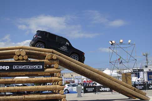 Jeep - Jeep Renegade sul Ponte, un percorso che prevede la partenza da un’altezza di 37 cm, raccordata con la breccia, e una salita fino a 4,6 m per poi scendere width=