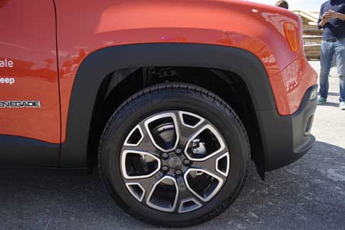 Jeep - Jeep Renegade ruota anteriore alla Fiera del Levante di Bari width=