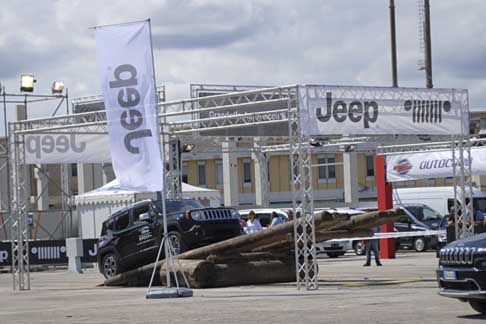 Jeep - Jeep Renegade quarto ostacolo «bilancia» alla 78^ Fiera del Levante di Bari width=