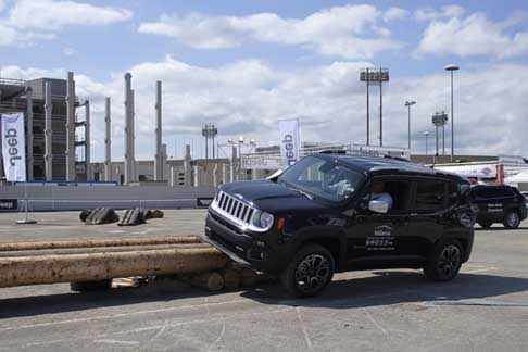 Jeep - Jeep Renegade primo ostacolo il tronco alla Fiera del Levante 2014 width=
