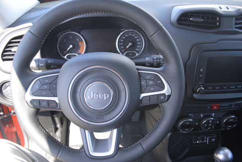 Jeep - Jeep Renegade dettaglio volante alla Fiera del Levante di Bari width=