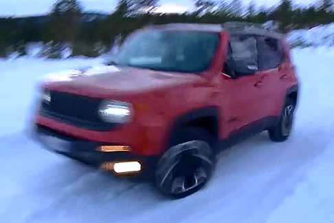 Test Drive ice - Test drive della Jeep Renegade lungo i sentieri impervi di un bosco innevato width=