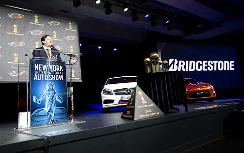 Trofei Awards - Jens Meiners annuncia vincitrice la Tesla Model S con il World Green Car of the Year e il premio World Car Awards al New York Auto Show 2013 width=