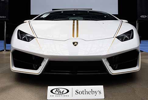 Auto di Papa Fransceso - Lamborghini Huracán RWD Coupé bianca con striscia dorata con i colori vaticani donata da Lamborghini nel 2017 e successivamente è stata venduta all´asta a 715.000 euro utilizzati per realizzare opere benefiche