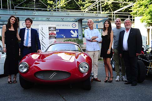 Effeffe - La carrozzeria interamente in alluminio, battuta a mano, si appoggia alla struttura di tubetti metallici fissati al telaio. Tutti i dettagli sono realizzati a mano. width=