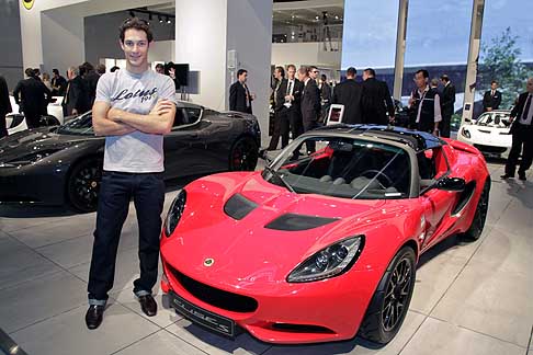 Lotus - Pilota di Formula 1 Bruno Senna e Lotus Elise S esposta all´IAA 2011 di Francoforte width=