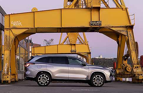 SUV 2027 - La MG Cyber Concept ridefinisce i SUV elettrici: quasi 5 metri di muscoli e innovazione firmati Jozef Kaban. Ispirata alla storica EX181 degli anni ´50, unisce l´aerodinamica estrema delle sportive e lo spazio per la famiglia. Una vera ammiraglia hi-tech